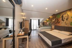 1 dormitorio con 1 cama y una pintura en la pared en Grand Palace Hotel, en Estambul