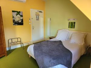 Postel nebo postele na pokoji v ubytování L'AUBERGE DE L'OLIVE