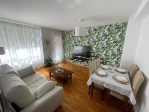 een woonkamer met een bank en een tafel bij El valluelo in Almazán