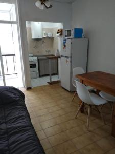 Køkken eller tekøkken på Amplio y luminoso monoambiente en zona centrica con seña