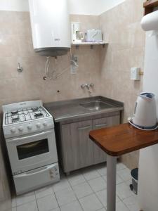 Køkken eller tekøkken på Amplio y luminoso monoambiente en zona centrica con seña + 2 billeder