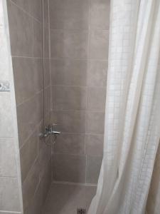 Et badeværelse på Amplio y luminoso monoambiente en zona centrica con seña