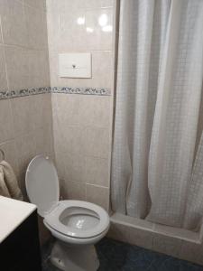 Et badeværelse på Amplio y luminoso monoambiente en zona centrica con seña