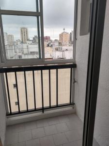 En balkon eller terrasse på Amplio y luminoso monoambiente en zona centrica con seña