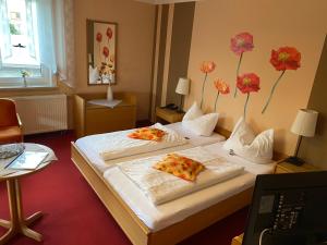 מיטה או מיטות בחדר ב-Gasthaus und Pension Koch