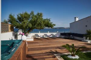 patio z krzesłami i basenem nad wodą w obiekcie Villa La Petite Perle de Thau w mieście Sète