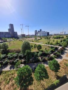 eine Luftansicht auf einen Park mit Bäumen und Gebäuden in der Unterkunft Grazioso Monolocale Milano in Mailand
