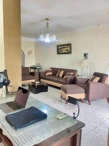 - un salon avec des canapés et un ordinateur portable sur une table dans l'établissement Departamento familiar & empresarial, à Machala