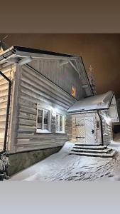 een model van een huis in de sneeuw bij Karczma Kubalonka in Istebna