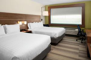 Postel nebo postele na pokoji v ubytování Holiday Inn Express & Suites - Houston NW - Cypress Grand Pky by IHG