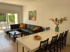 een woonkamer met een tafel en een bank bij Villa Excelente, with a private pool in Murcia