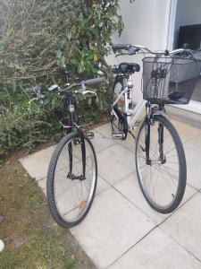 ein Fahrrad mit einem Korb auf dem Bürgersteig in der Unterkunft Appartement proche plages in Brancieux