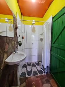 HI Hostel Chapada的一间浴室