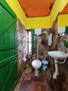 HI Hostel Chapada的一间浴室