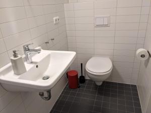 La salle de bains est pourvue d'un lavabo et de toilettes. dans l'établissement Postel Wolgast, à Wolgast
