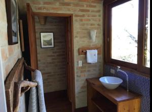 La salle de bains est pourvue d'un lavabo et d'une fenêtre. dans l'établissement Casa da Árvore - Mirante da Coruja - 10 km de Campos do Jordão, à Campos do Jordão