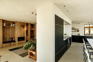 a kitchen and dining room with a table and chairs at Vakantiewoning Leie Lodge in Zulte