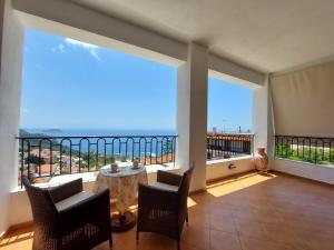 sala de estar amplia con mesa y sillas en Horizon Studios with Sea View - Free Parking, en Glossa