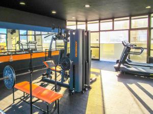 een fitnessruimte met loopbanden en een simulator bij Otimo Apto a 200m - Praia das Pitangueiras Guaruja in Guarujá