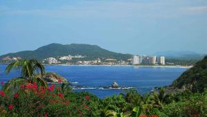 una vista de un cuerpo de agua con una ciudad en Feliz Villa 4, en Ixtapa