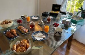 una mesa de cristal con pastas y tazas de zumo de naranja en ENTRE TERRE ET MER en Blonville-sur-Mer