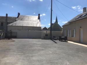 ein Gebäude mit einem Strohdach und einer Terrasse in der Unterkunft Le paradis d'Alice in Le Molay-Littry