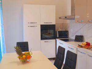 Kuchyňa alebo kuchynka v ubytovaní Apartman La Marija