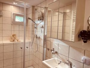 Ett badrum på Gästehaus Klostergasse