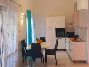Kuchyňa alebo kuchynka v ubytovaní Apartman La Marija