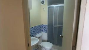 La salle de bains est pourvue de toilettes et d'une douche en verre. dans l'établissement Departamento Huaca San Miguel, à Lima