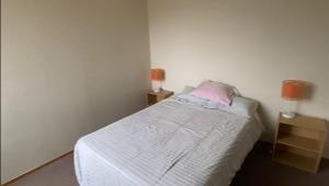 - une chambre avec un lit blanc et 2 tables de chevet dans l'établissement Departamento Huaca San Miguel, à Lima