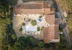 nad głową domu z basenem w obiekcie Studio Gîtes des Colombières Piscine & Spa w mieście Saint-Maixent-sur-Vie +10 zdjęć