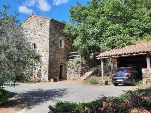 ein vor einem Backsteingebäude geparkt in der Unterkunft La Croix Dupuy in Chassiers