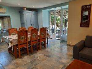 eine Küche und ein Esszimmer mit Tisch und Stühlen in der Unterkunft La Croix Dupuy in Chassiers