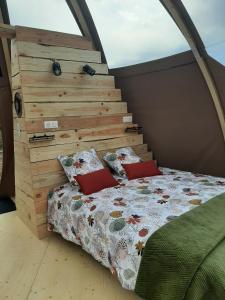 Un pat sau paturi într-o cameră la Bulle Gaïa