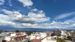 une vue sur une ville sous un ciel nuageux dans l'établissement Departamento Sector de la Embajada Americana, à Quito