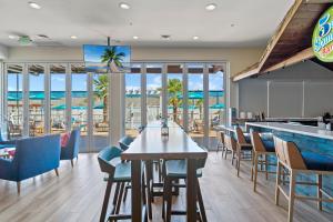 A restaurant or other place to eat at Compass by Margaritaville Medford