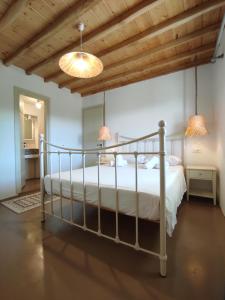 - une chambre avec un lit dans l'établissement Traditional suites in Chora Kythnos #6, à Kythnos