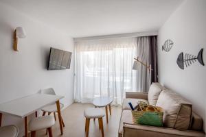 Televízia a/alebo spoločenská miestnosť v ubytovaní Apartamentos Es Pujols - Emar Hotels
