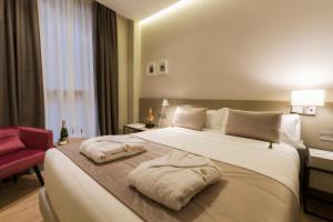 A bed or beds in a room at Hotel Well and Come Barcelona