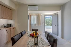 A kitchen or kitchenette at Sunset View