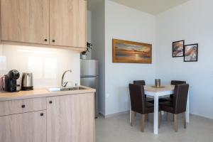A kitchen or kitchenette at Sunset View