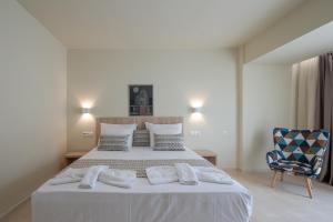 A bed or beds in a room at Sunset View