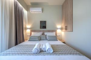 A bed or beds in a room at Sunset View