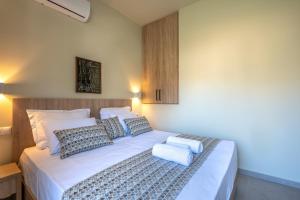 A bed or beds in a room at Sunset View Még 21 kép