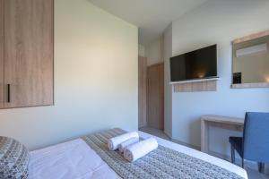 A bed or beds in a room at Sunset View