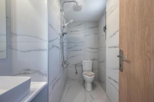 A bathroom at Sunset View