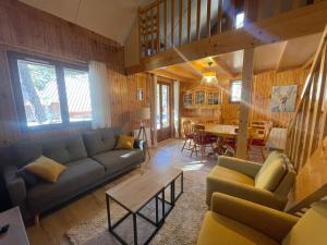 Setusvæði á Grand Chalet entre Barcelonnette et Praloup, 3 Chambres, Terrasse Ombragée, Accès Navette et Golf - FR-1-165A-121