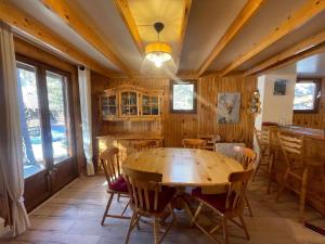 Mynd úr myndasafni af Grand Chalet entre Barcelonnette et Praloup, 3 Chambres, Terrasse Ombragée, Accès Navette et Golf - FR-1-165A-121 í Barcelonnette