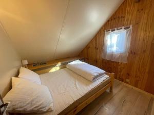 Rúm í herbergi á Grand Chalet entre Barcelonnette et Praloup, 3 Chambres, Terrasse Ombragée, Accès Navette et Golf - FR-1-165A-121